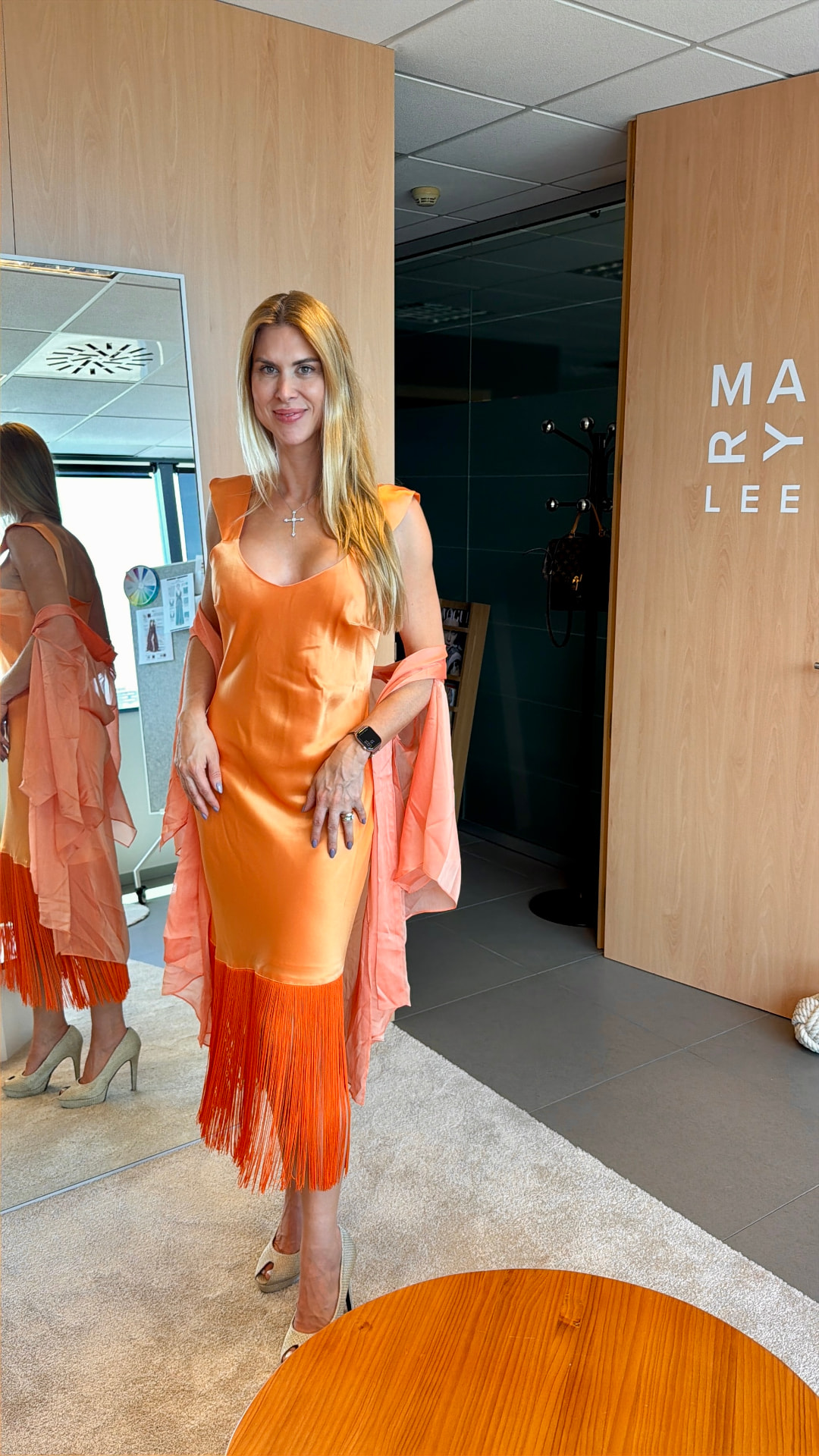 Vestido midi de raso naranja con flecos y capa de gasa coral