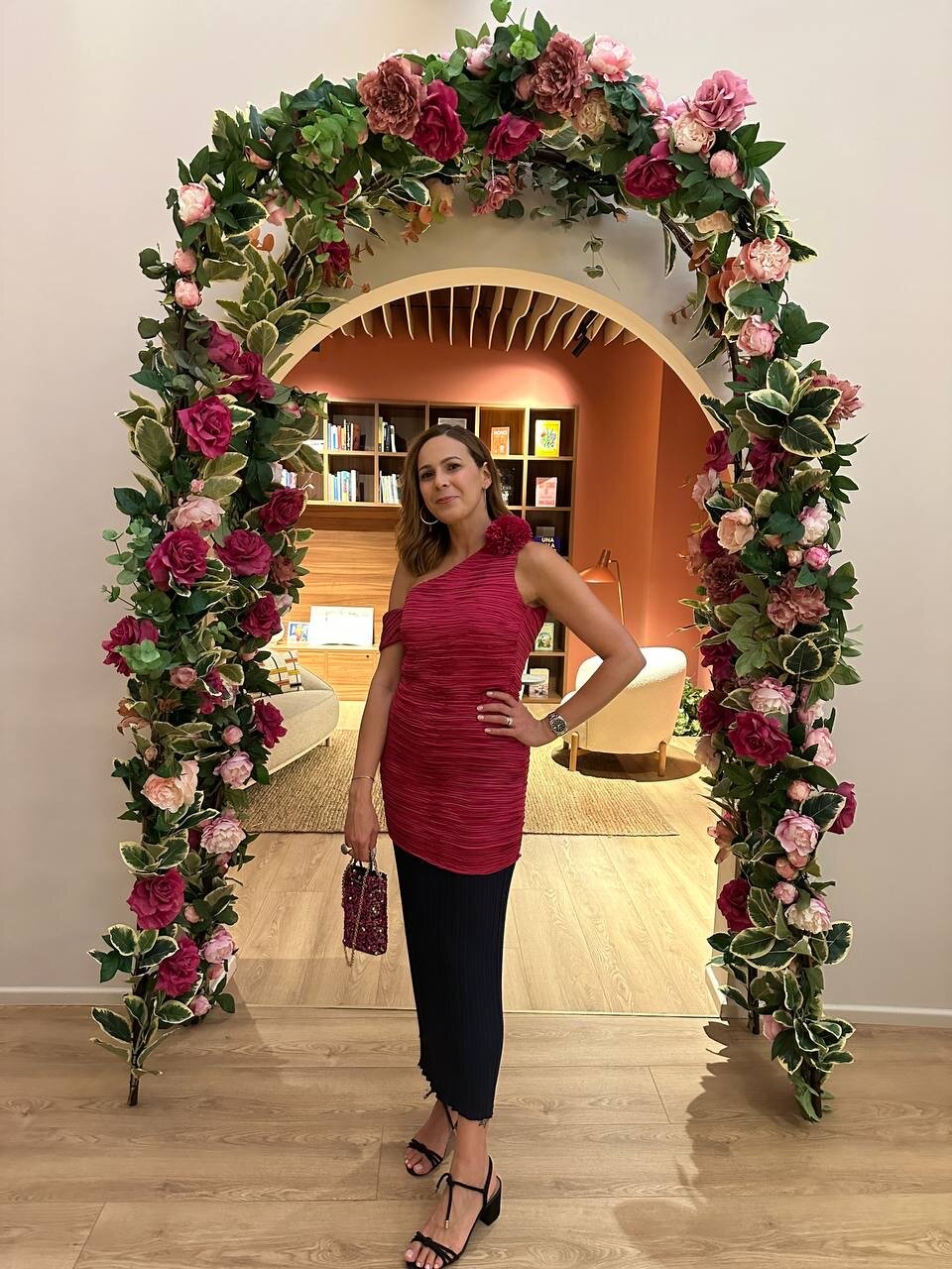 Vestido fucsia drapeado de un solo hombro con flor de tela