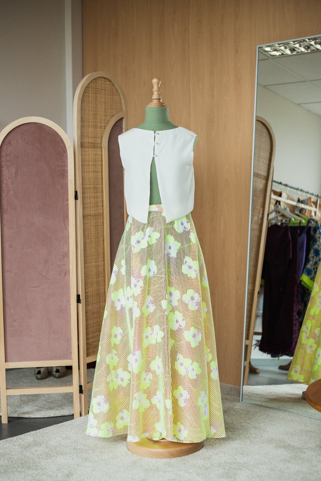 Conjunto de top blanco y falda larga con estampado floral neón sobre maniquí