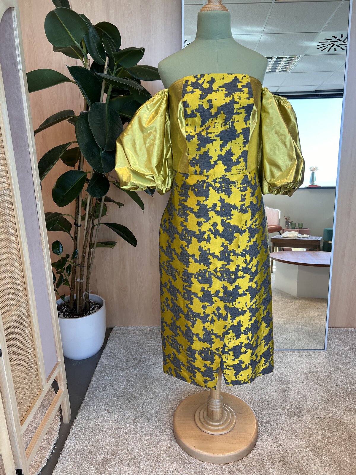 Vestido midi en jacquard pied-de-poule amarillo y negro con mangas globo de tafetán