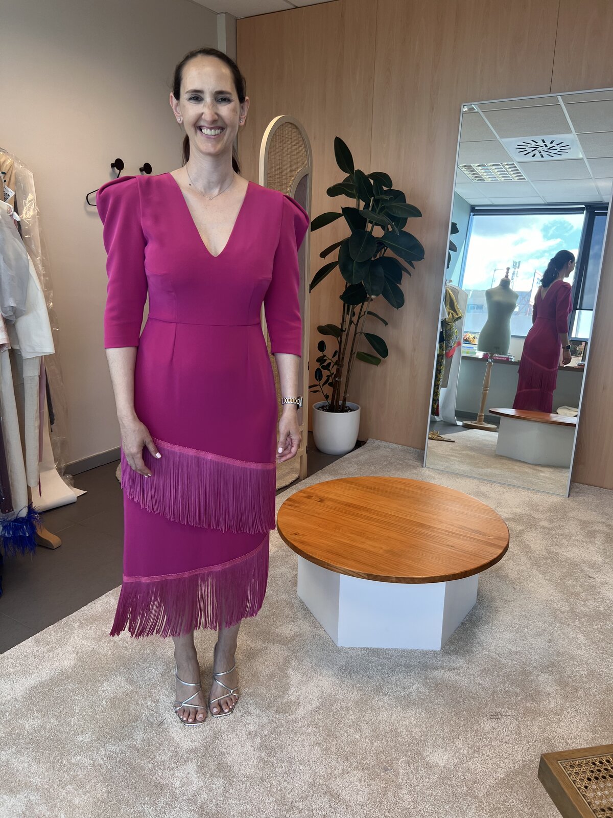 Cristina Rodríguez con vestido fucsia a medida con flecos de seda