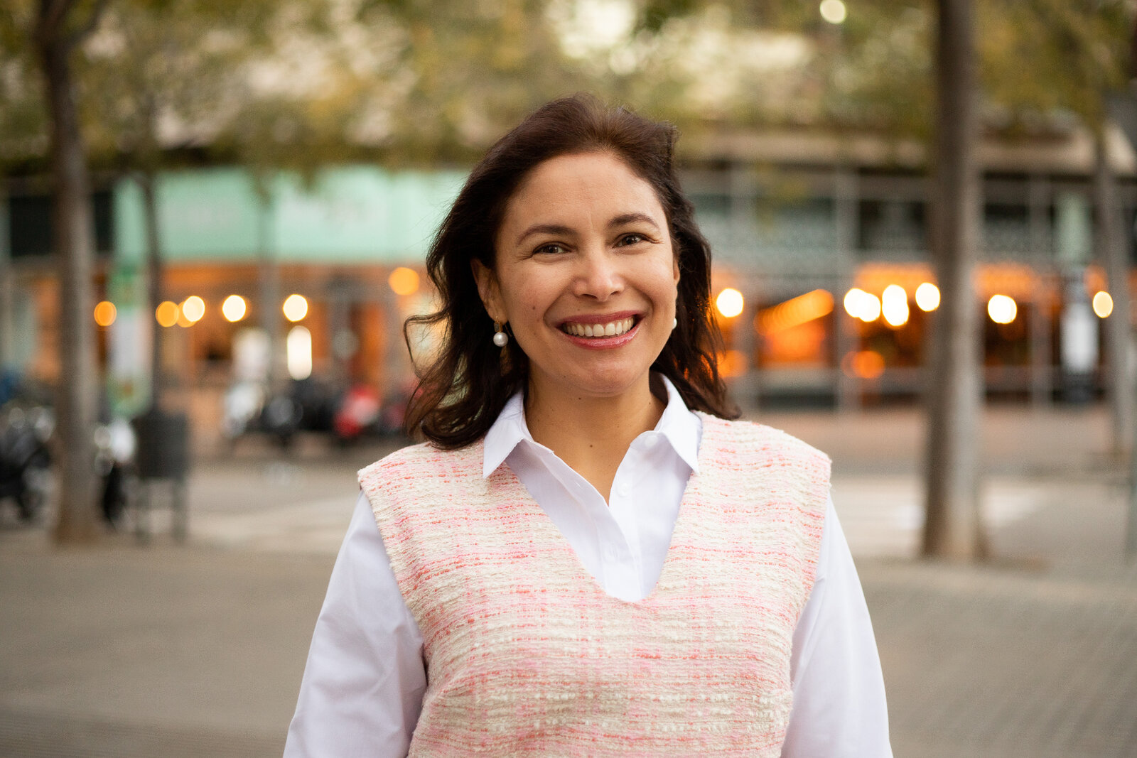 Lissette González con vestido a medida en tweed rosa