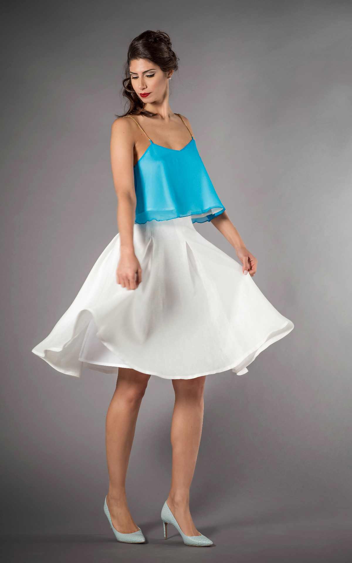 Look Azulejo — Top de gasa turquesa con tirantes en cadena · falda midi en lino marfil