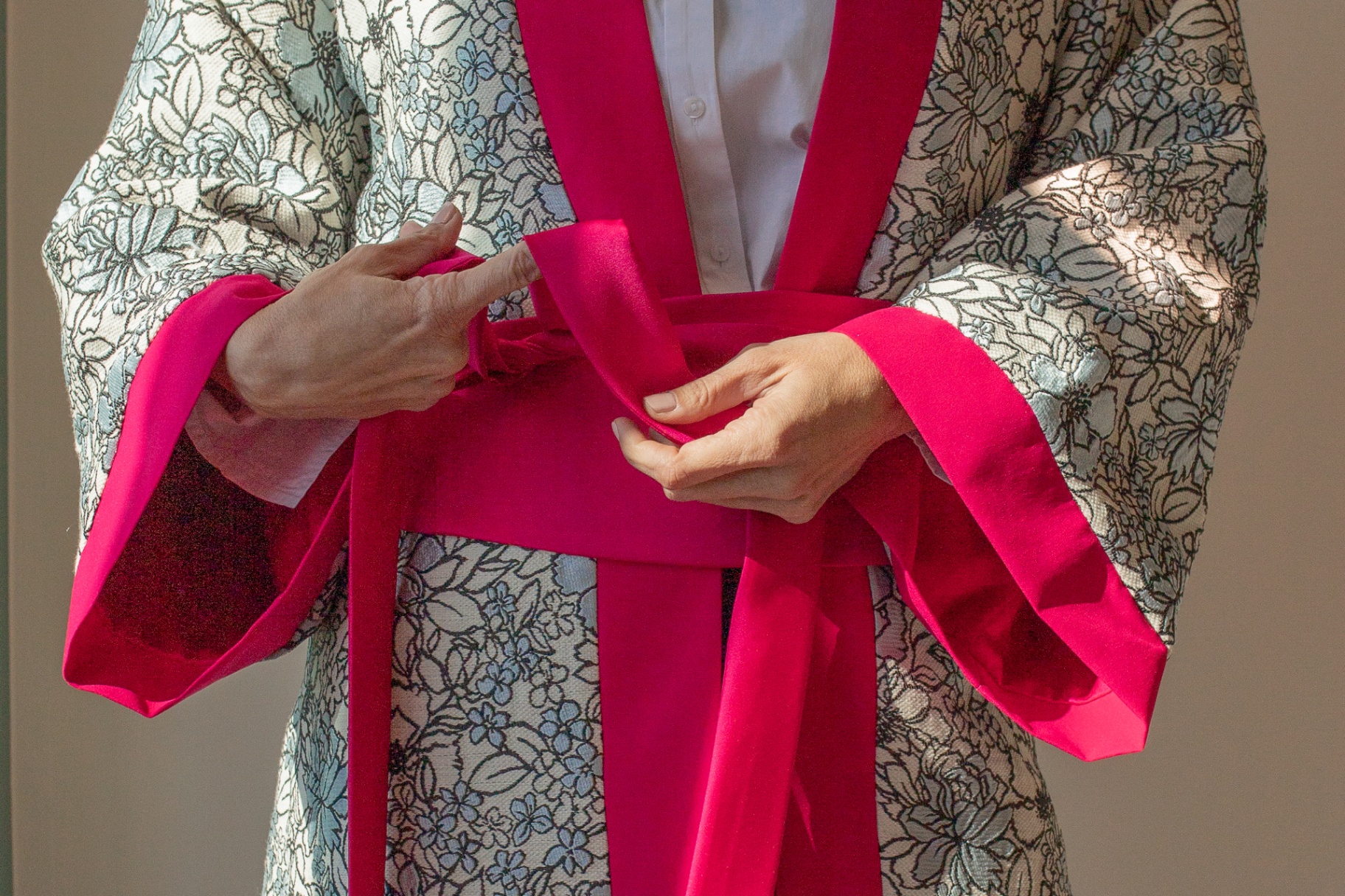 Look Peonía — Kimono en jacquard floral · obi de raso fucsia