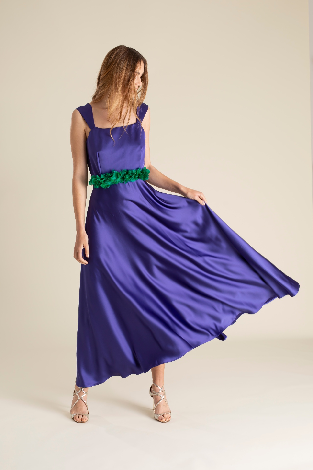 Vestido de seda violeta con cinturón floral verde