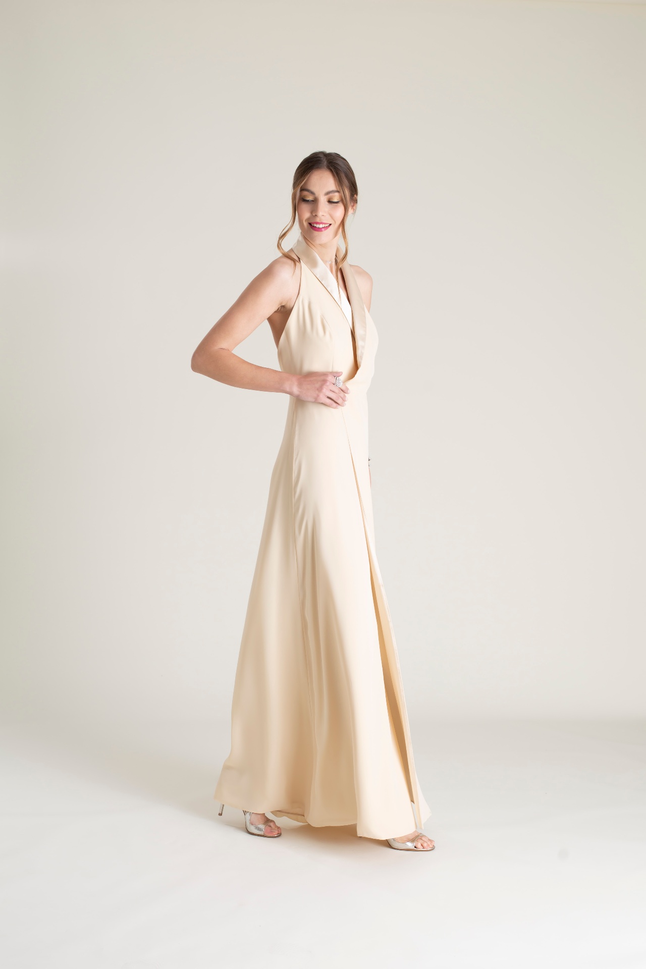 Vestido largo color crema con cuello halter