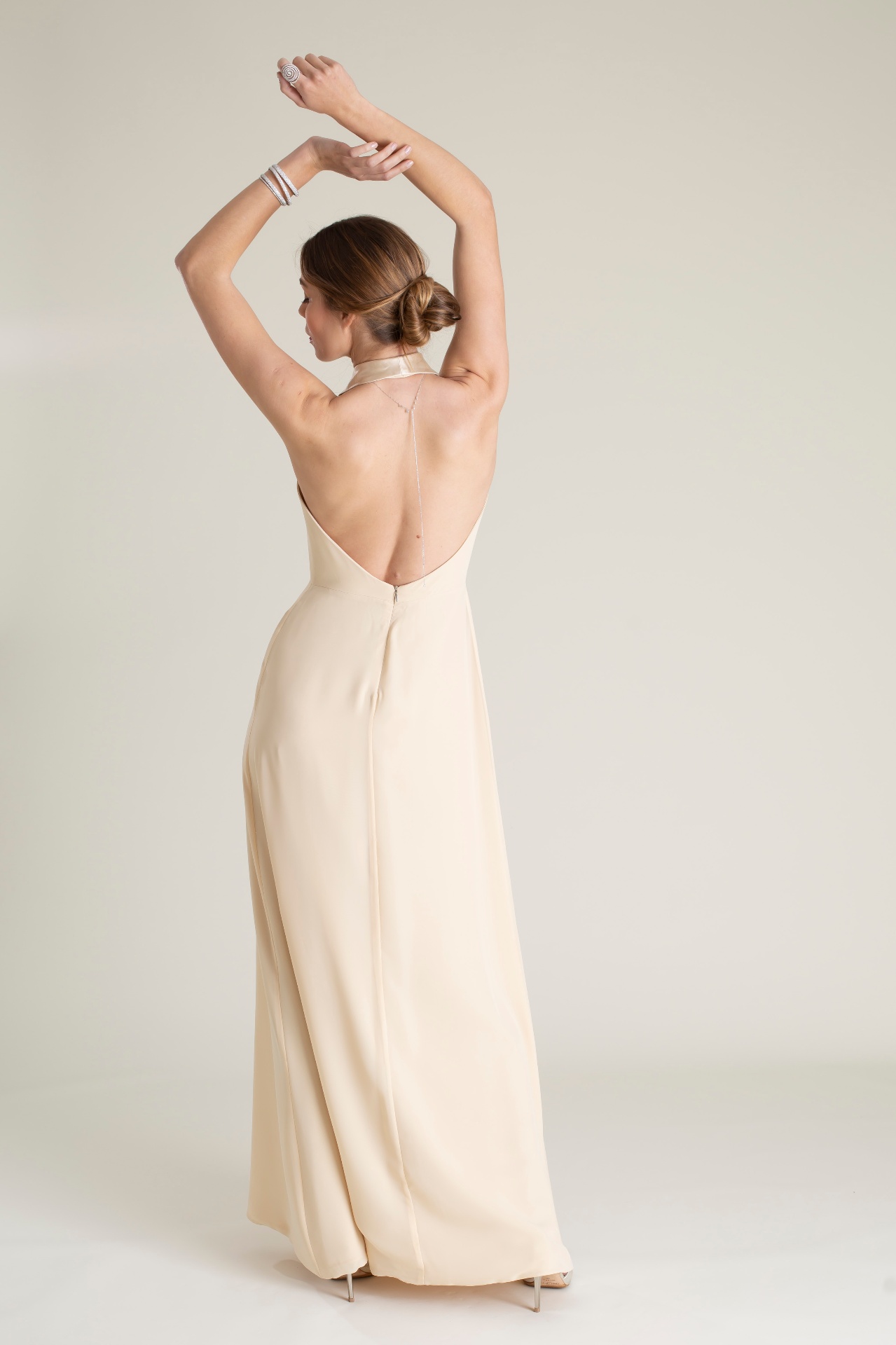 Vista posterior de vestido crema con espalda al descubierto
